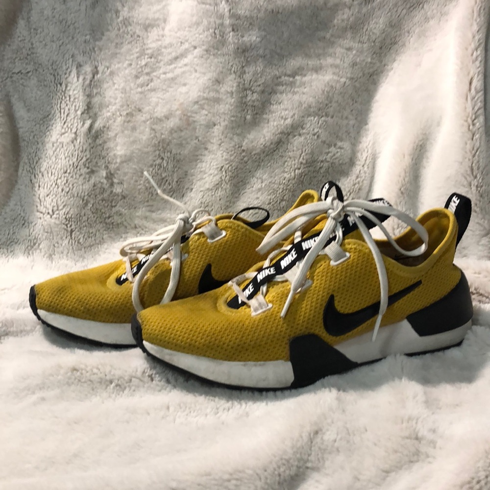 NIKE Tennis Shoes